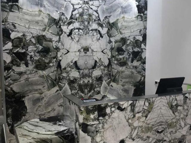 Стойка ресепшн и панно из натурального камня