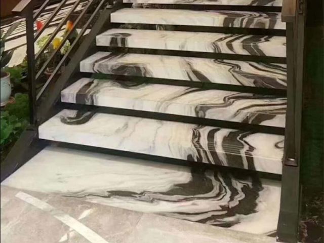 Ступени из черно белого мрамора