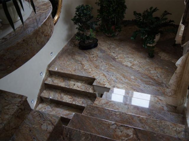 Красивая каменная лестница