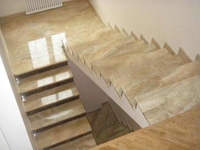 Лестница из полированного камня